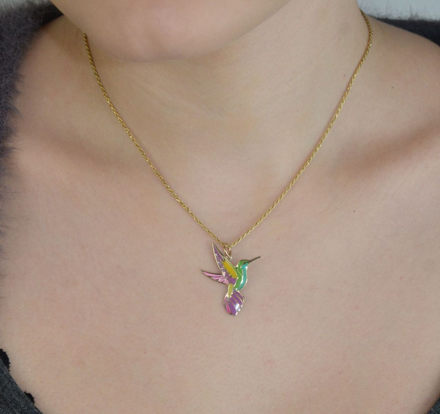 Subtelna zawieszka złota Koliber próby 585 z kolorową emalią. Wymiary 2,6×2,0 cm, waga 0,53 g. Idealna jako prezent lub element codziennej biżuterii.1.jpg